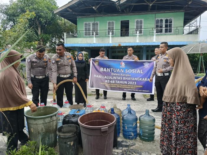 Satlantas Polres Meranti Berbagi Air Bersih kepada Warga Kurang Mampu