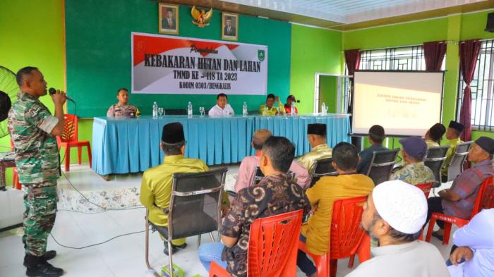 Sempena Program TMMD ke-118, Danramil 03 Mandau Beri Penyuluhan Terkait Pencegahan Karhutla