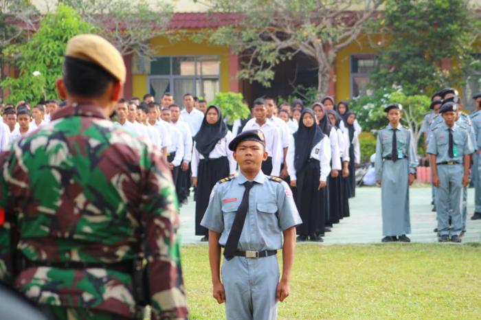 Jadi Pembina Upacara di SMKN 3 Mandau, Ini Amanat Yang Disampaikan Komandan SSK TMMD Bengkalis 