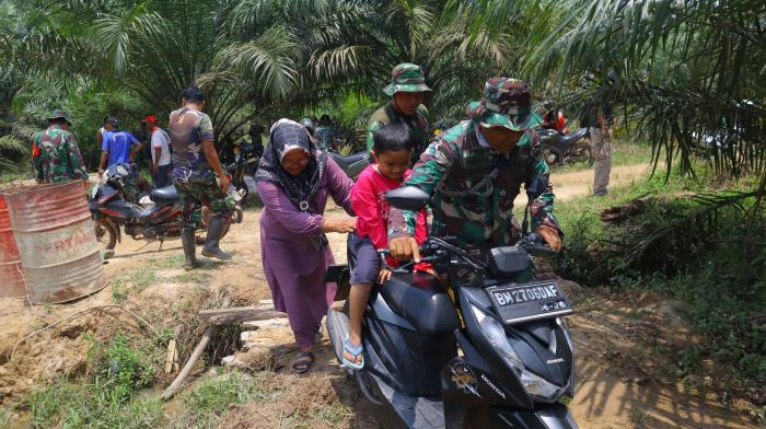 Satgas TMMD Bengkalis Bantu Warga Lewati Jembatan Darurat 
