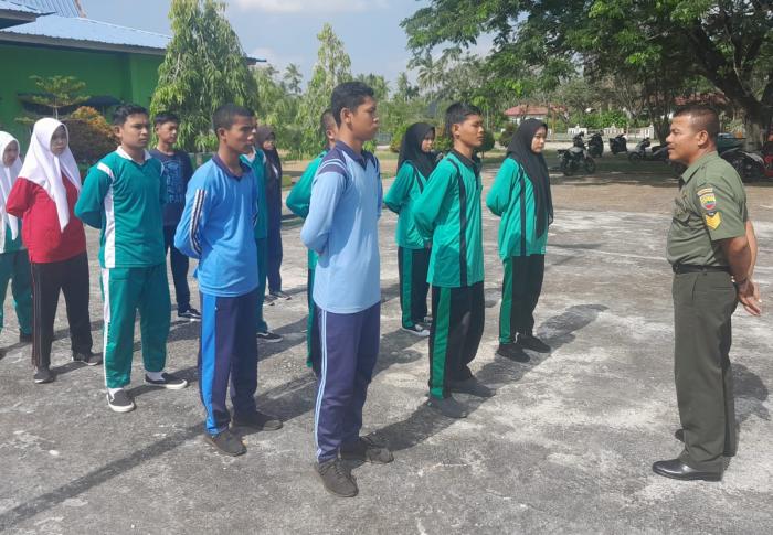 Babinsa Serma Sumardi Kunjungi Siswa SMPN 01 Selatpanjang