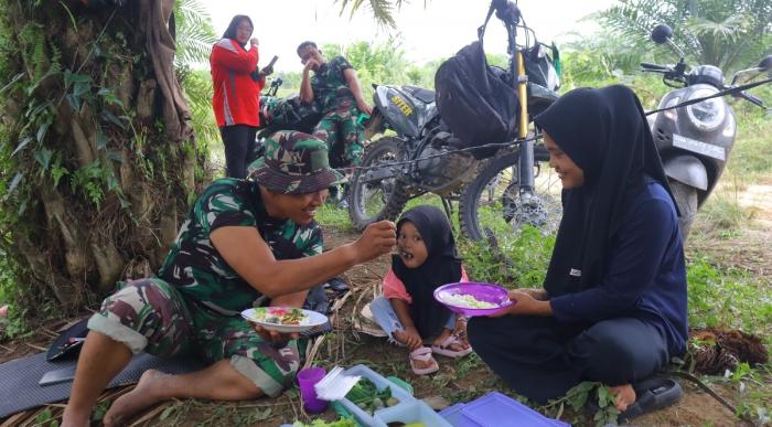 Sangat Akrab, Begini Penampakan Kedekatan Satgas TMMD Bengkalis Dengan Warga