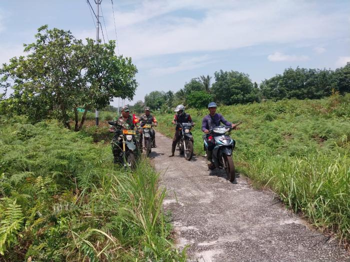 Danpos Ramil dan Babinsa Pos Ramil Kecamatan Rangsang Bersama Masyarakat Patroli Cegah Karhutla