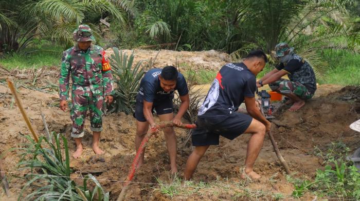 Satgas TMMD Bengkalis dan Warga Gotong Royong Kerjakan Box Culvert 