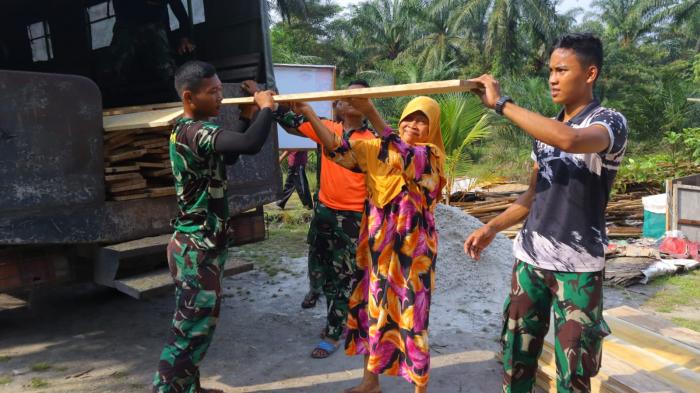 Bahagia Rumahnya Dibedah, Nurhayati Bantu Satgas TMMD