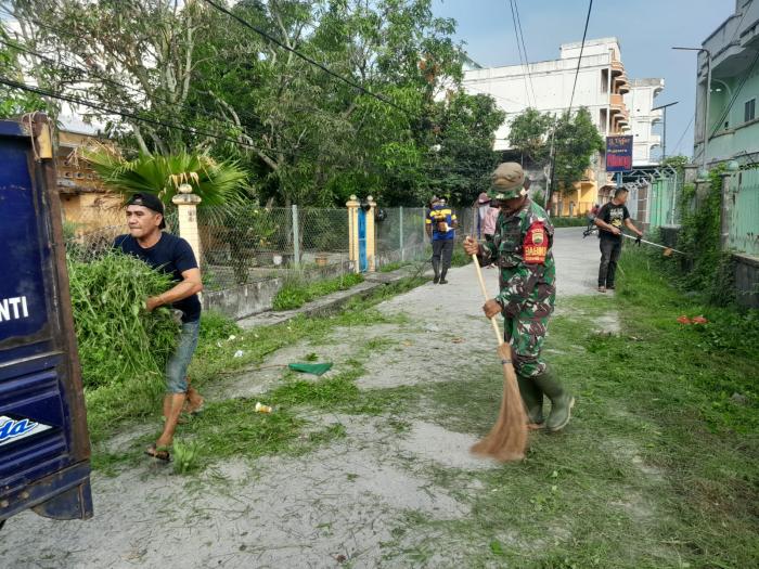 Babinsa Serma Sumardi Imbau Warga Tidak Buang Sampah Sembarangan