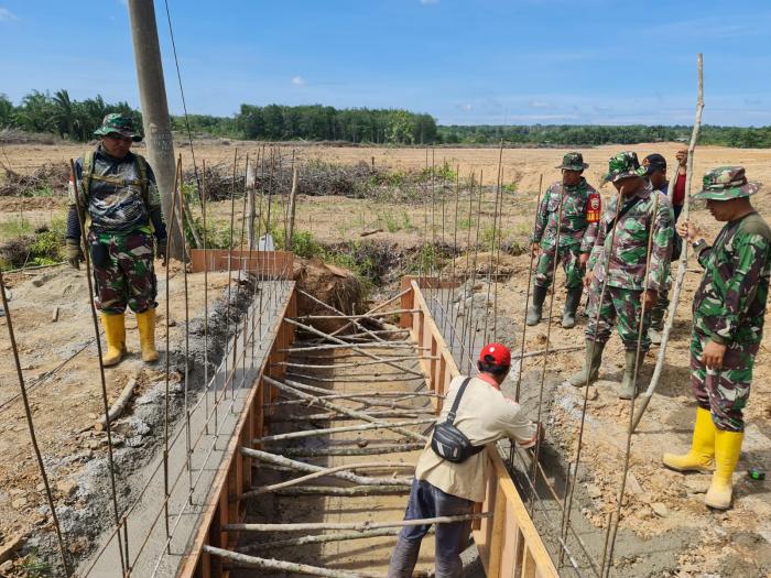 Satgas TMMD ke-118 Kodim 0303/Bengkalis Lakukan Pengecoran Box Culvert 