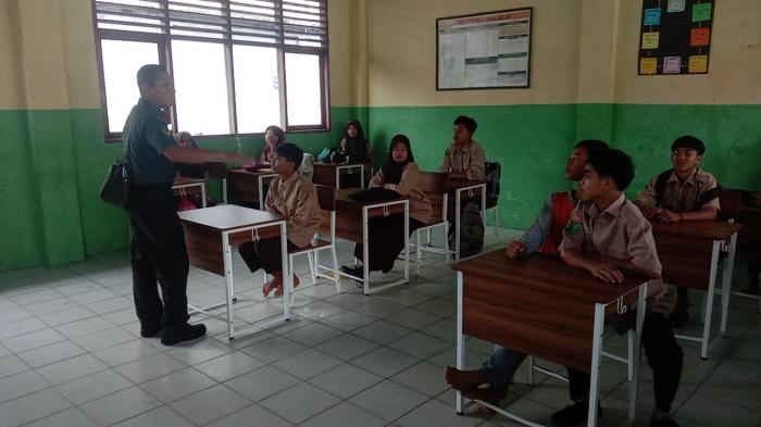 Babinsa Serka Anton Harianja Sosialisasikan Wawasan Kebangsaan kepada Pelajar