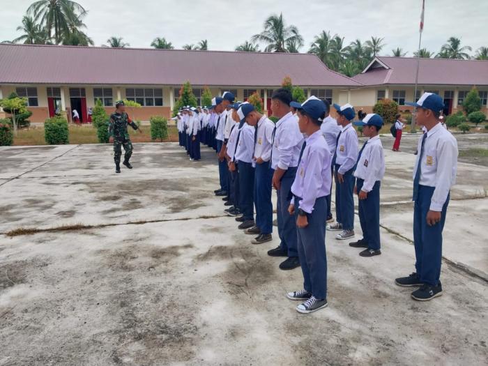 Babinsa Posramil Rangsang Kunjungi Siswa-siswi SMPN 04 Tanjung Medang