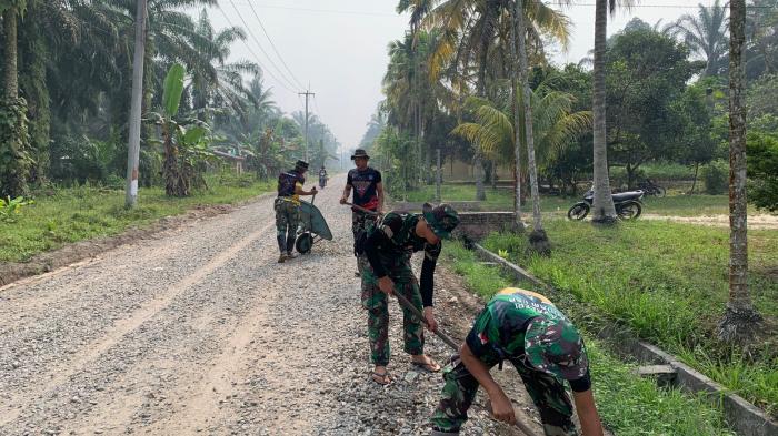 Maksimalkan Pengerasan dan Peningkatan Jalan Lestari, Satgas TMMD Libatkan Masyarakat Setempat 