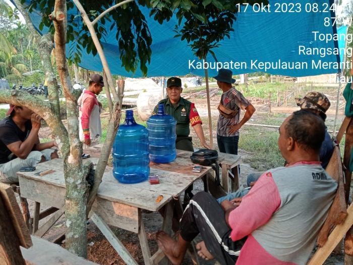 Babinsa Posramil Rangsang Gelar Komsos di Desa Topang