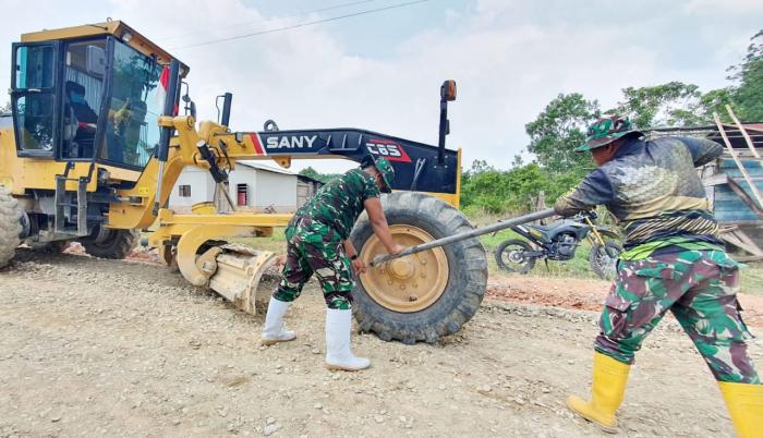 Gerak Cepat Danramil 03 Mandau dan Satgas TMMD Bantu Perbaiki Ban Grader Bocor