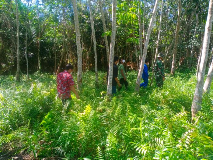 Babinsa Serda Zulkarnain Bersama Masyarakat Desa Segomeng Patroli Cegah Karhutla