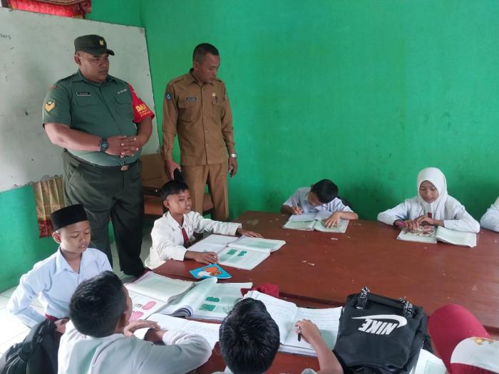 Babinsa Posramil Rangsang Kunjungi Siswa-siswi SDN 20 Desa Tebun