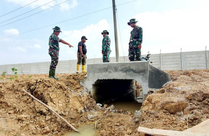 Satgas TMMD Bengkalis Bersihkan Lingkungan di Sekitar Box Culvert