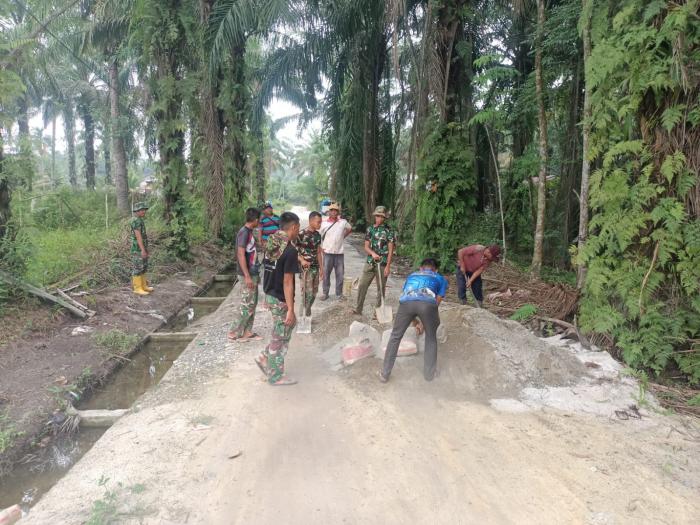 Satgas TMMD Bantu Perbaiki Jalan Posyandu di Desa Sebangar