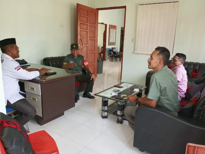 Babinsa Serka Rayen Rajut Silahturahmi Dengan Warga Desa Sesap