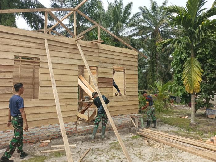 Proses Bedah Rumah Nurhayati Sudah Tahap Merangkai Kuda-kuda Atap