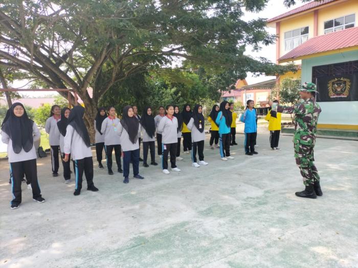 Komandan SSK TMMD Bengkalis Latih PBB Siswa SMKN 3 Mandau