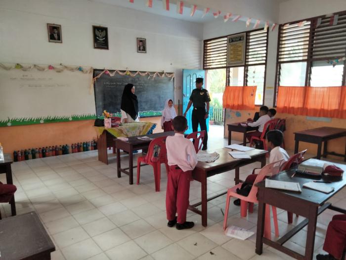 Babinsa Serda Lasidi Kunjungi Siswa-siswi SDN 24 Selatpanjang 