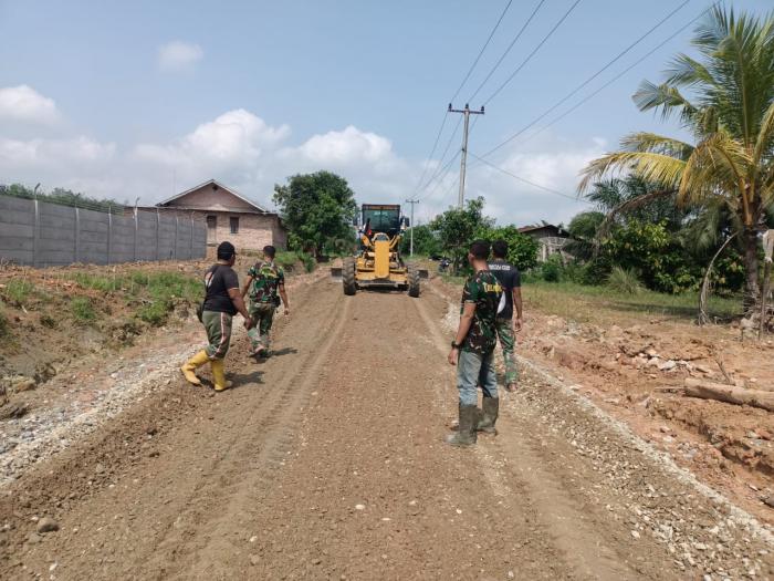 Danramil 03 Mandau Tinjau Proses Peningkatan dan Pengerasan Jalan Sejahtera