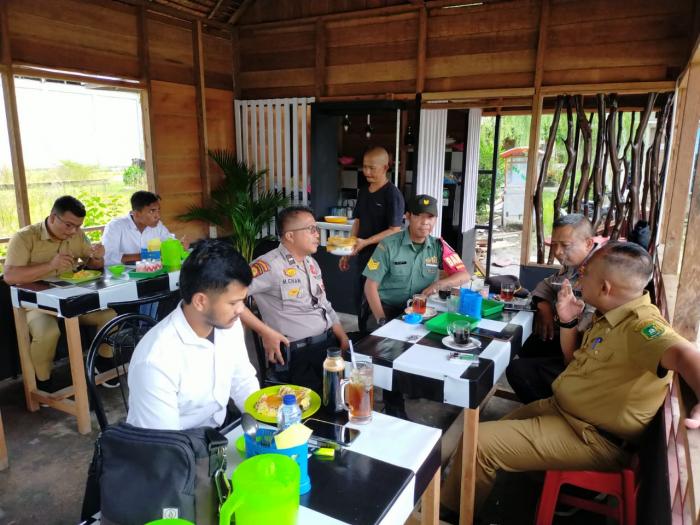 Babinsa Serma Safi'i Lakukan Lakukan Komsos Dengan Kapolsek dan Camat Tebingtinggi Barat