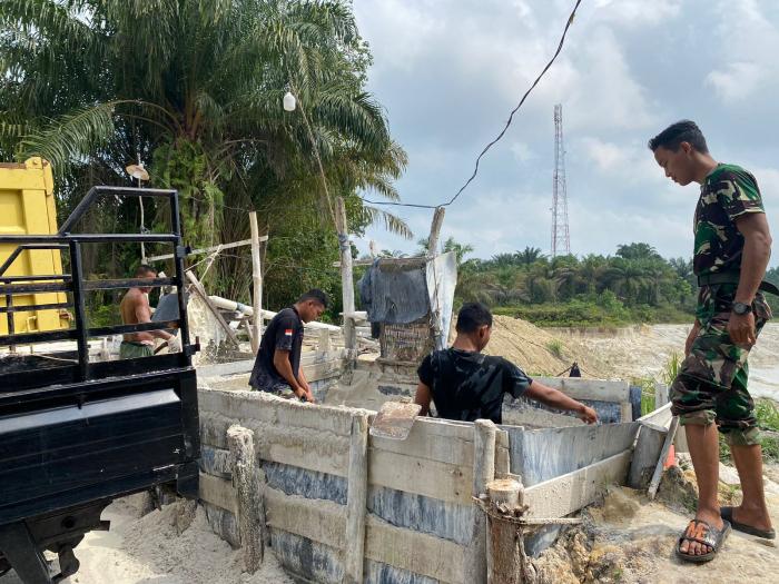 Satgas TMMD Bengkalis dan Warga Gotong Royong Perbaiki Drainase Jalan Karet 