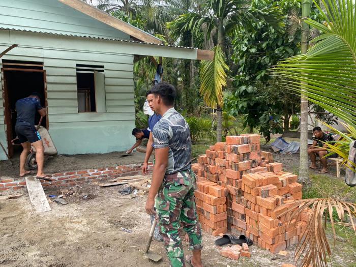 Proses Bedah Rumah Nurhayati Tahap Pemasangan Pintu dan Jendela 