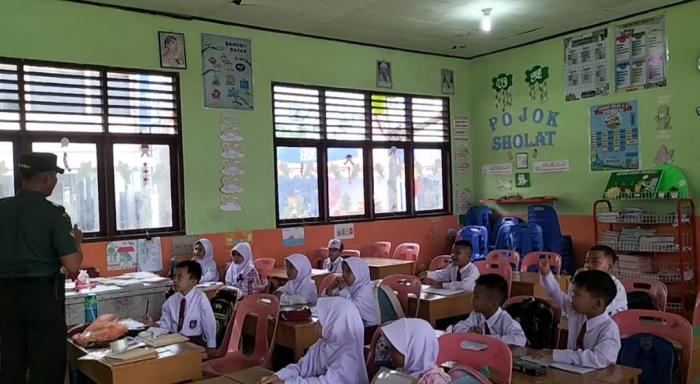 Babinsa Sertu M Amry Kunjungi Siswa-siswi SDN 12 Selatpanjang