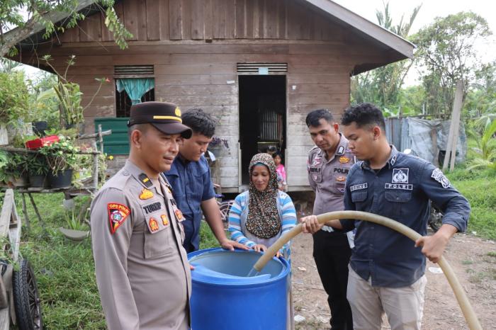 HUT Humas Polri ke-72, Polres Meranti Gelar Baksos Pembagian Air Bersih