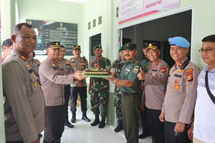 Polres Meranti Berikan Kejutan Dirgahayu TNI ke-78 ke Koramil Tebingtinggi dan Posal Selatpanjang