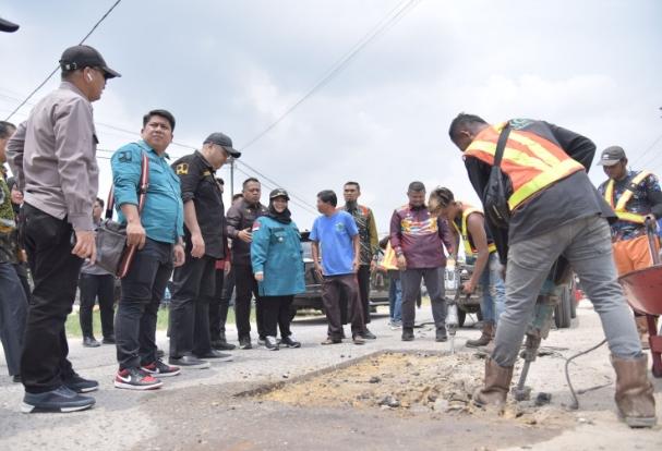 Bupati Kasmarni Tinjau Pengerjaan Jalan Lingkar Barat Duri
