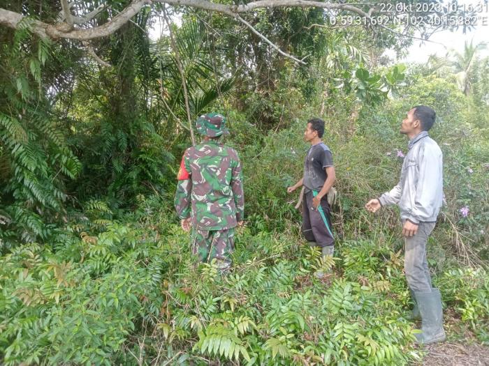 Cegah Karhutla, Babinsa Serda Amsaya Ajak Warga Lakukan Patroli