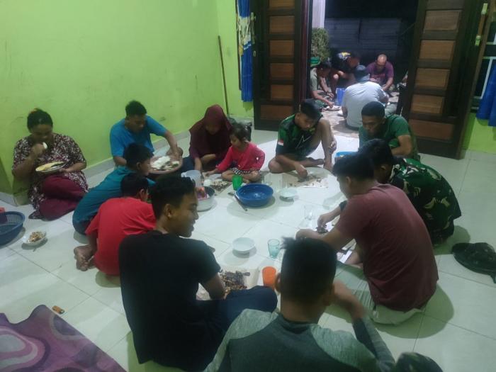 Makan Bersama, Cara Satgas TMMD Bengkalis Hilangkan Lelah Seharian Bekerja