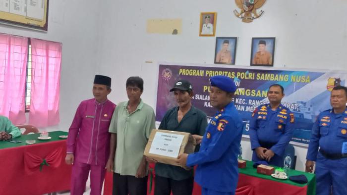 Ditpolairud Baharkam Polri Silaturahmi dan Berbagi dengan Masyarakat Pesisir