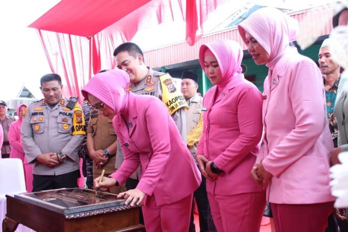 Kunker ke Meranti, Kapolda Riau Resmikan Pembangunan MCK dan Renovasi Musholla Al Barkah