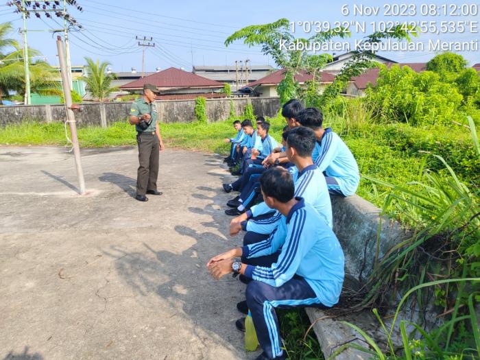 Babinsa Sertu Rudi R Kunjungi Siswa SMAN 1 Selatpanjang 