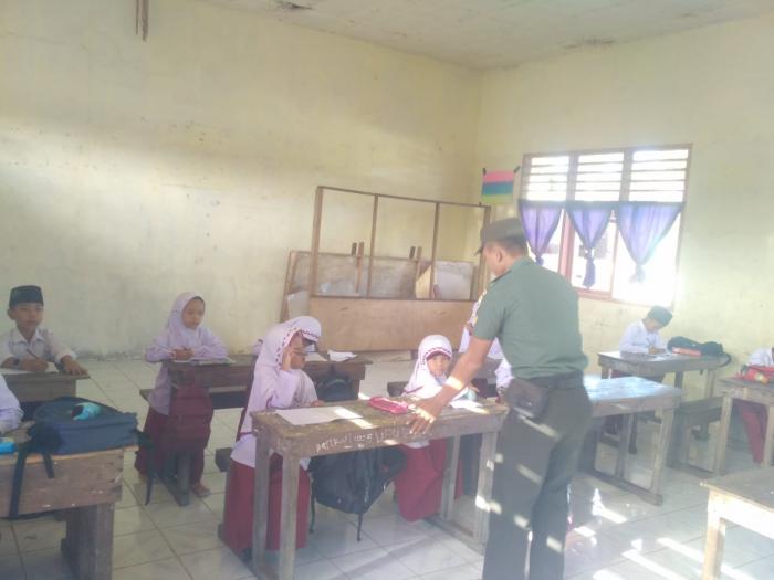 Sertu Rudi R Kunjungi Siswa-siswi SDN 24 di  Selatpanjang Kota 