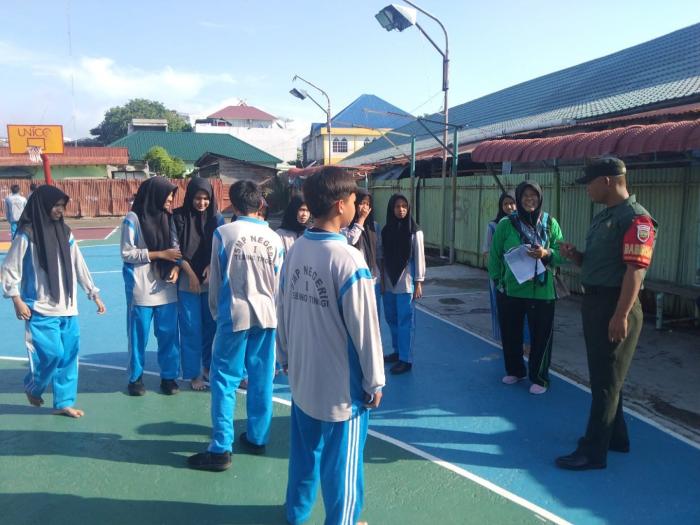 Babinsa Masuk Sekolah, Serda Supriadi Temui Siswa-siswi SMPN 02 Tanjung Samak