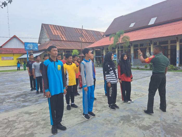 Babinsa Serda Darwono Sihotang Kunjungi Siswa SMKN 1 Selatpanjang 