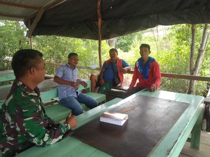 Babinsa Serda Supriadi Lakukan Komsos di Desa Tanjung Bakau