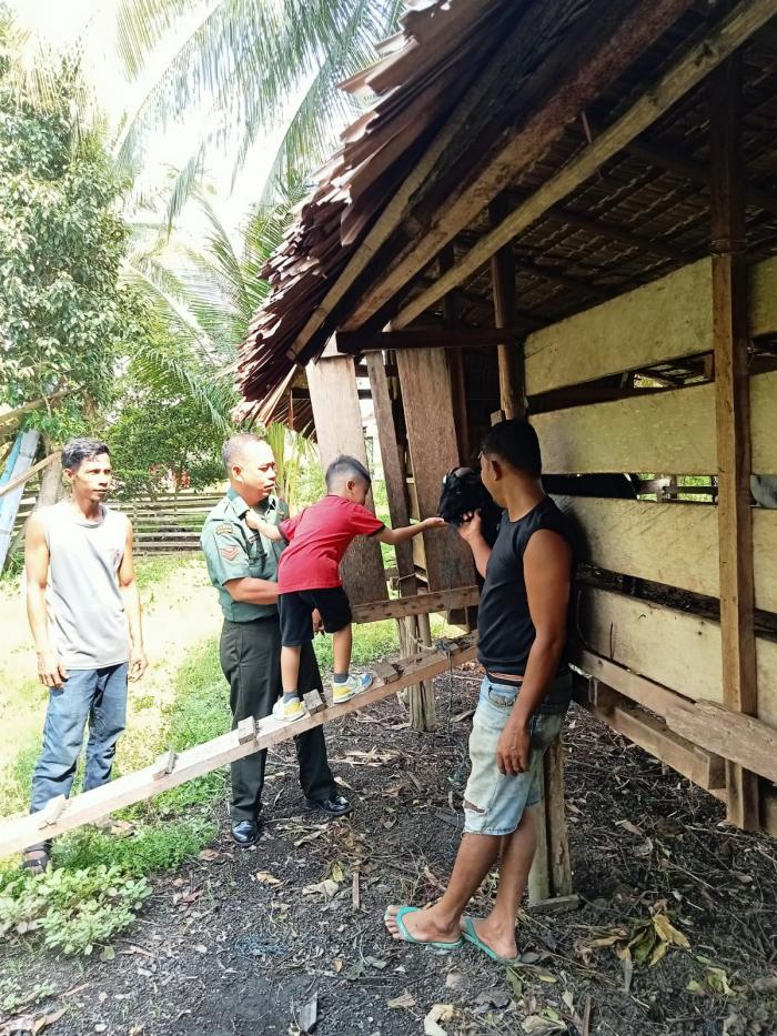 Babinsa Koptu Muherli Kunjungi Peternak Kambing di Desa Kundur