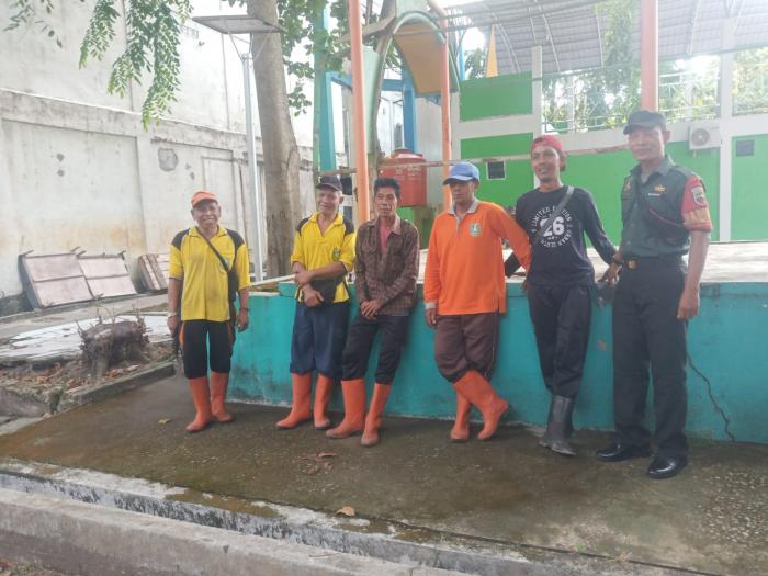 Babinsa Serda Suprayino Bersama Warga Binaan Lakukan Gotong Royong