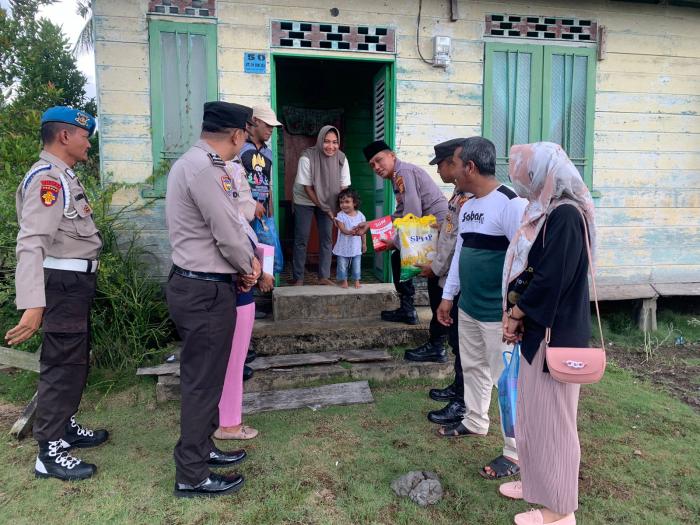 Program Rutin Sobat, Polsek Merbau Kembali Berikan Bantuan Kepada Balita Penderita Stunting