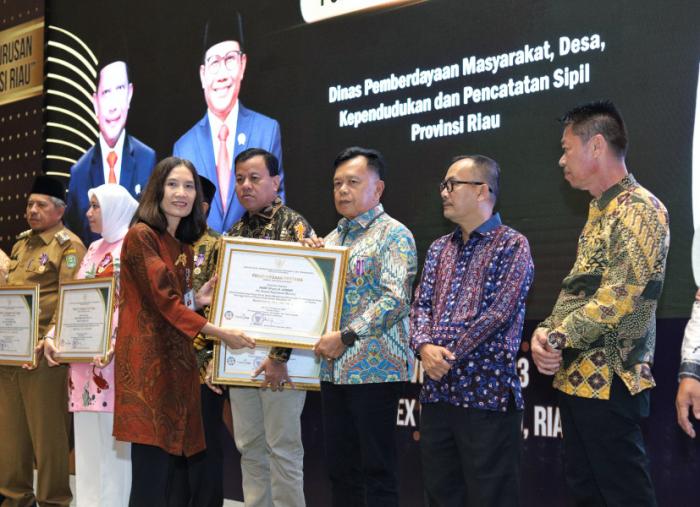 Komitmen Membangun Dan Memajukan Desa, Plt Bupati Meranti Terima Penghargaan Kementerian PDTT