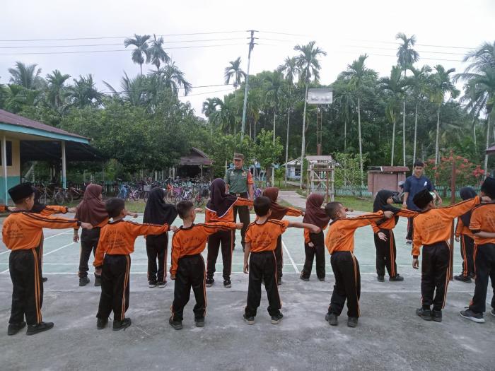 Babinsa Serda Amsyaya Kunjungi Siswa-siswi MI Desa Mantiasa