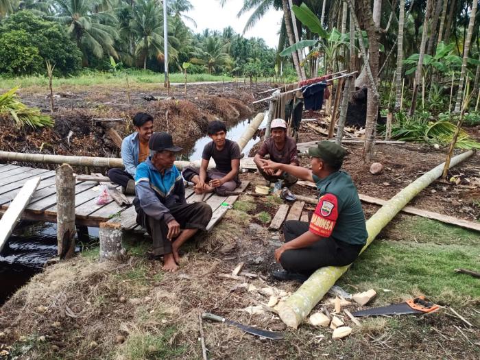 Babinsa Koptu Masran Bersama Warga Sungai Gayung Kiri Lakukan Goro