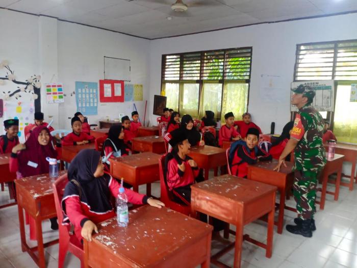 Sertu Pardin Kunjungi Siswa-siswi SDN Pertama Tebing Tinggi 