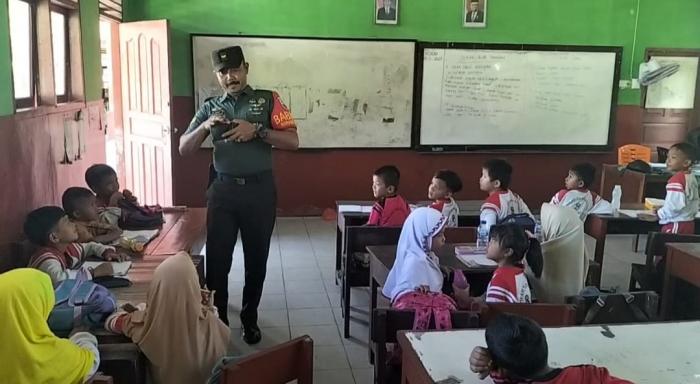 Sertu M Amry Kunjungi Siswa-siswi SDN 12 Selatpanjang Selatan 