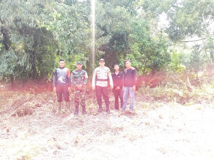 Babinsa Posramil Rangsang Bersama Masyarakat Patroli Cegah Karhutla
